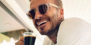 Ο Ντέιβιντ Μπέκαμ με λευκό μπλουζάκι και γυαλιά ηλίου