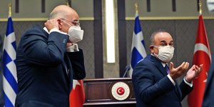 Δένδιας και Τσαβούσογλου κατά την «επεισοδιακή» συνέντευξη Τύπου 