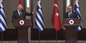 Στιγμιότυπο από την συνέντευξη Δένδια-Τσαβούσογλου