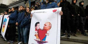 Διαδηλωτές σατιρίζουν την σχέση Ζελένσκι Πούτιν στην Ουκρανία