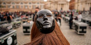 Μαύρη μάσκα σε διαμαρτυρία εργαζομένων στον χώρο του θεάματος στην Ιταλία, εν μέσω της πανδημίας του κορωνοϊού