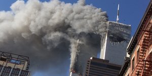 Οι Δίδυμοι Πύργοι ανάμεσα σε καπνούς μόλις έχουν δεχθεί την επίθεση