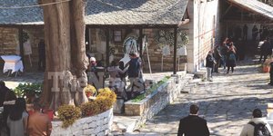 Δολοφονία στη Μακρινίτσα, η κηδεία των δύο αδελφών