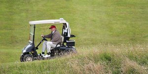 Ο Ντόναλντ Τραμπ στο γήπεδο γκολφ του στη Σκωτία