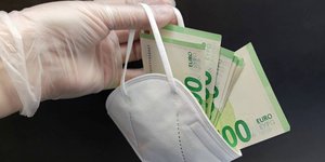 Χρήματα δωροδοκία μάσκα χέρι γάντι