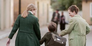 Η Δρόσω και η Ασημίνα κρατούν τον μικρό Σέργιο στη σειρά «Άγριες Μέλισσες»