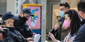 Αστυνομικοί κάνουν ελέγχους σε πολίτες