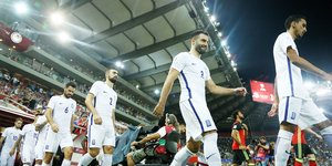 Οι παίκτες της Ελλάδας και του Βελγίου βγαίνουν στον αγωνιστικό χώρο