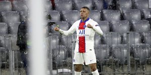 O Εμπαπέ πανηγυρίζει στο χιόνι