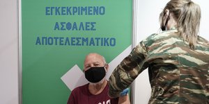 Άνδρας εμβολιάζεται σε εμβολιαστικό κέντρο του Ελληνικού