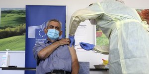 Κύπριος εμβολιάζεται για τον κορωνοϊό