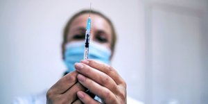 Η κυβέρνηση «τρέχει» τις διαδικασίες για τον εμβολιασμό σε νεότερες ηλικίες