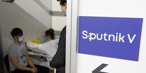 Γιατρός εμβολιάζει ασθενή με το ρωσικό εμβόλιο