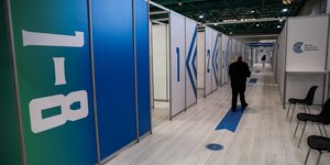 Διάδρομος εμβολιαστικού κέντρου στο Περιστέρι