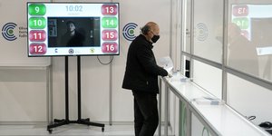 Ανδρας στο νέο εμβολιαστικό κέντρο στο Ελληνικό