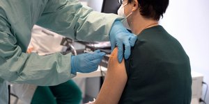 Ασθενής εμβολιάζεται από γιατρό