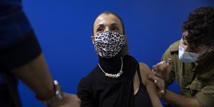 Γυναίκα εμβολιάζεται για τον κορωνοϊό