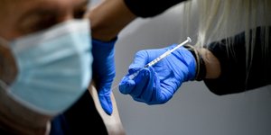 Ανδρας εμβολιάζεται κατά του κορωνοϊού