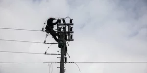 Εναερίτης σε κολώνα της ΔΕΗ