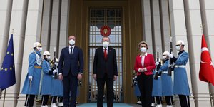 Σαρλ Μισέλ, Ταγίπ Ερντογάν και Ούρσουλα φον ντερ Λάιεν 