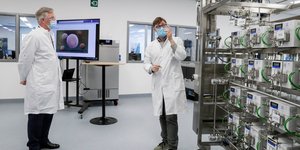 Επιστήμονες στο Βέλγιο σε κέντρο εμβολιασμού