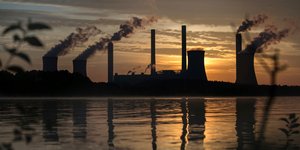 Εργοστάσιο βγάζει καπνούς