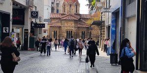Πολίτες κάνουν τα ψώνια τους στην Ερμού