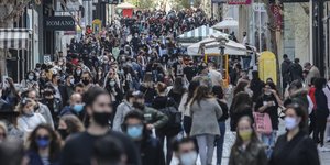 Λαοθάλασσα στην Ερμού για ψώνια