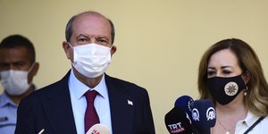 O Ερσίν Τατάρ κάνει δηλώσεις στα ΜΜΕ