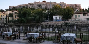 Τραπεζάκια έξω με φόντο την Ακρόπολη