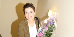 H Eυδοκία Ρουμελιώτη κρατάει λουλούδια