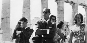 Ο πρίγκιπας Φίλιππος, με άψογο στυλ και μάλλον σκεπτικός στην Ακρόπολη στις 16 Σεπτεμβρίου 1964. Πλάι του, ο πρίγκιπας Κάρολος φωτογραφίζει την Αθήνα