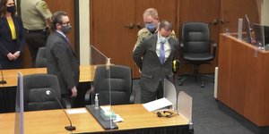 Ο Ντέρεκ Σόβιν με χειροπέδες βγαίνει από το δικαστήριο