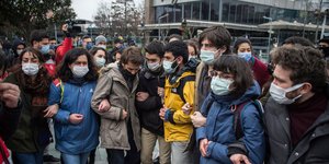 Φοιτητές με μάσκες στην Τουρκία