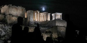 Η σούπερ πανσέληνος πάνω από την Ακρόπολη