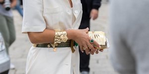 Γυναίκα κρατάει τσάντα με λευκά ρούχα