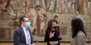 Γιάννα Αγγελοπούλου στη Βουλή με παραδοσιακό ένδυμα