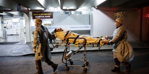 Γιατροί μεταφέρουν ασθενή με φορείο