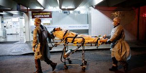 Γιατροί μεταφέρουν ασθενή σε φορείο