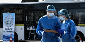 Γιατροί σε σημείο της Γλυφάδας για rapid test