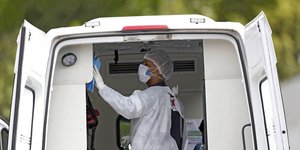 Υγειονομικός καθαρίζει ασθενοφόρο 