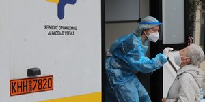 Γιατρός του ΕΟΔΥ κάνει rapid test σε ηλικιωμένη