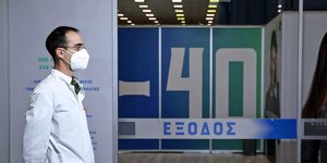 Γιατρός σε διάδρομο εμβολιαστικού κέντρου