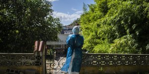 Γιατρός έξω από είσοδο σπιτιού στην Ουρουγουάη