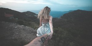 Γυναίκα κρατάει το χέρι ενός άνδρα