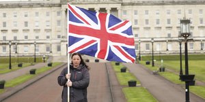 γυναίκα με αγγλική σημαία με αφορμή το Brexit