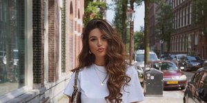 Γυναίκα με πλούσια μαλλιά και φούστα