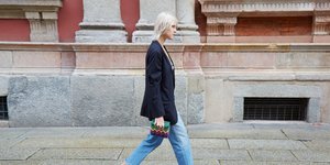 Γυναίκα με τζιν, σακάκι και φλατ παπούτσια