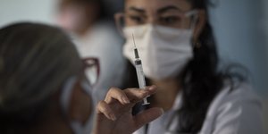 γυναίκα νοσοκόμα με εμβόλιο για κορωνοϊό