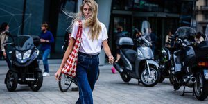 γυναίκα με τζιν στην εβδομάδα μόδας